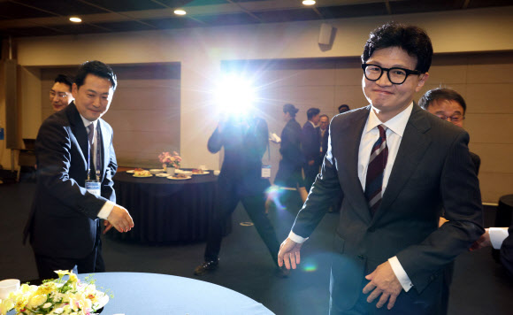 악수하고 자리 이동하는 장동혁 대표와 한동훈 의원