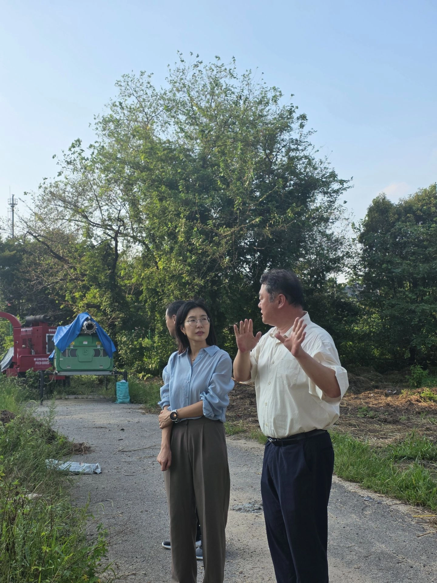▲전예슬 의원이 28일 오산 물향기수목원 일대 출입구 설치 검토 대상지를 찾아 현장 보행 동선과 주변 생태 환경을 점검하고 있다. (사진=경기도의회)