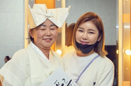 공연 후 어머니 송순단 명인을 찾은 가수 송가인. 
사진=한국문화재재단
