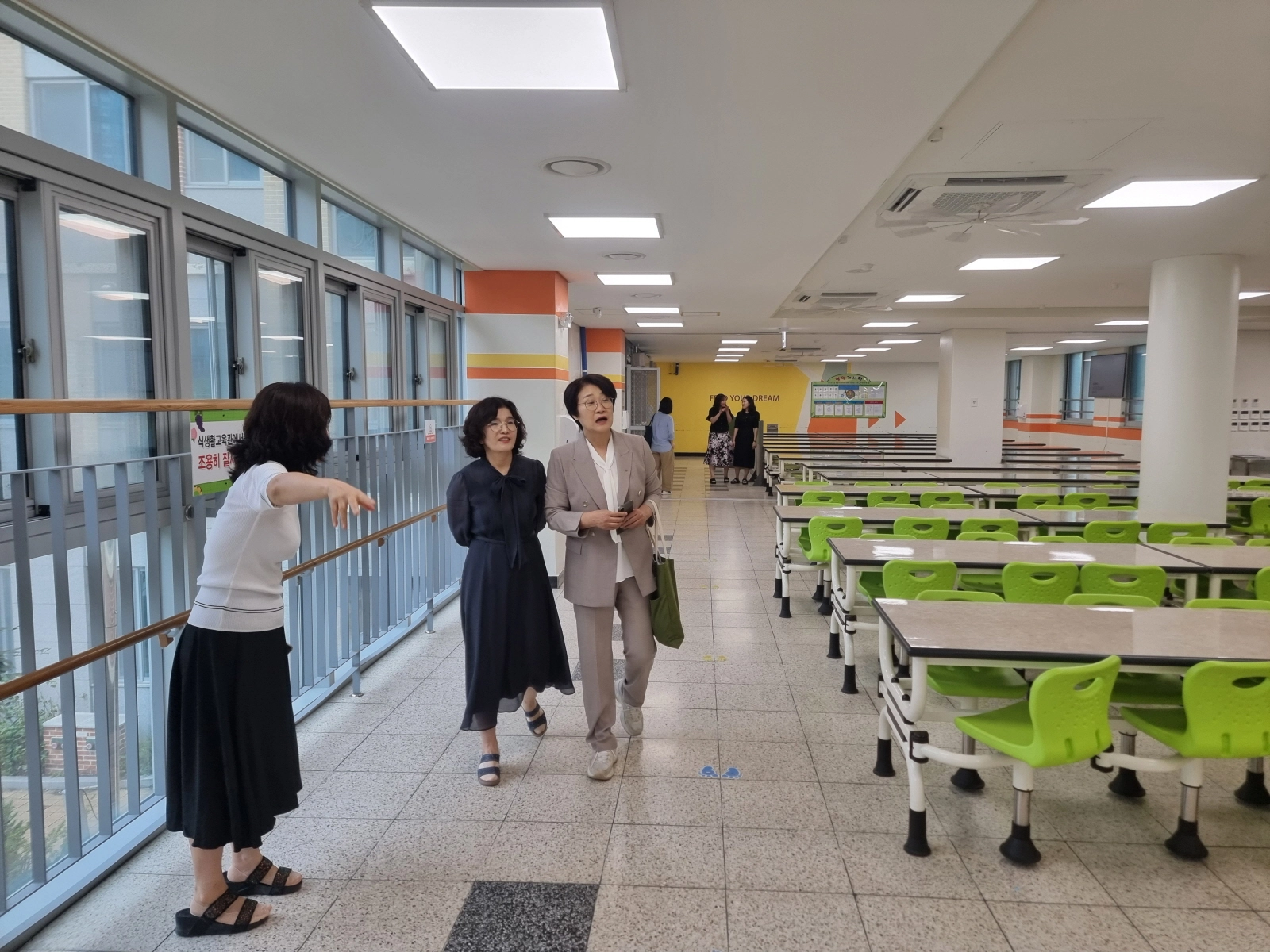 ▲신미숙 의원이 이 25일 이솔초등학교를 방문해 학교 관계자로부터 급식실 3교대 운영 실태 및 공간 부족 현황에 대한 설명을 듣고 있다. (사진=경기도의회)