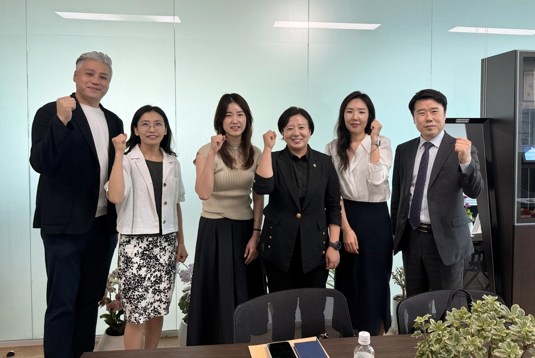 ▲서혜진 의원이 이 25일 간담회를 마친 뒤 수원특례시 학교운영위원협의회 참석자들과 기념촬영을 하고 있다. (사진=경기도의회)