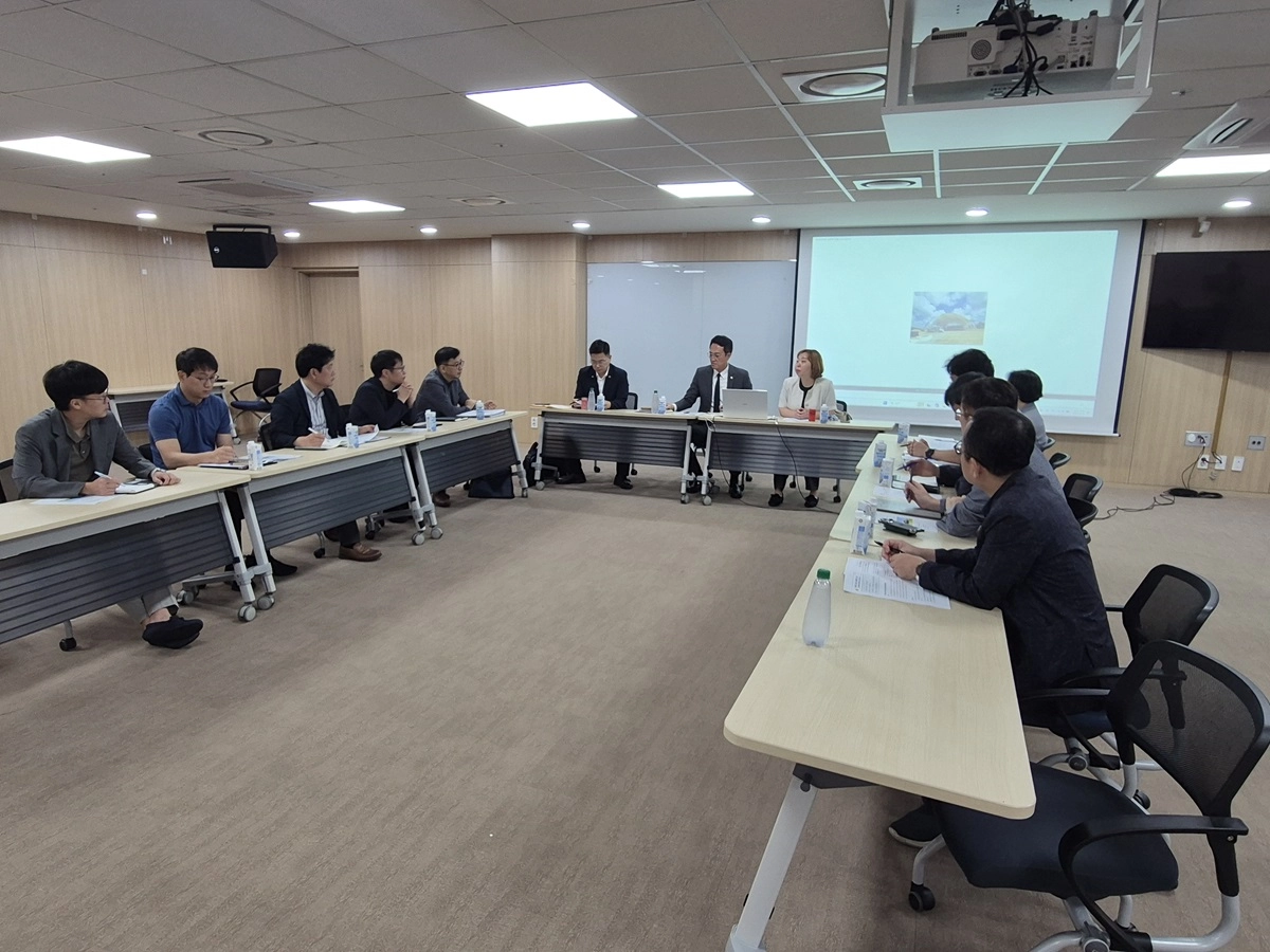 ▲채명신 의원(가운데)이 25일 도의회 중회의실에서 전자영 의원, 경기도 예술정책과 및 산하 공공기관 관계자들과 기흥호수공원 야외음악당 활용방안을 논의하고 있다. (사진=경기도의회)