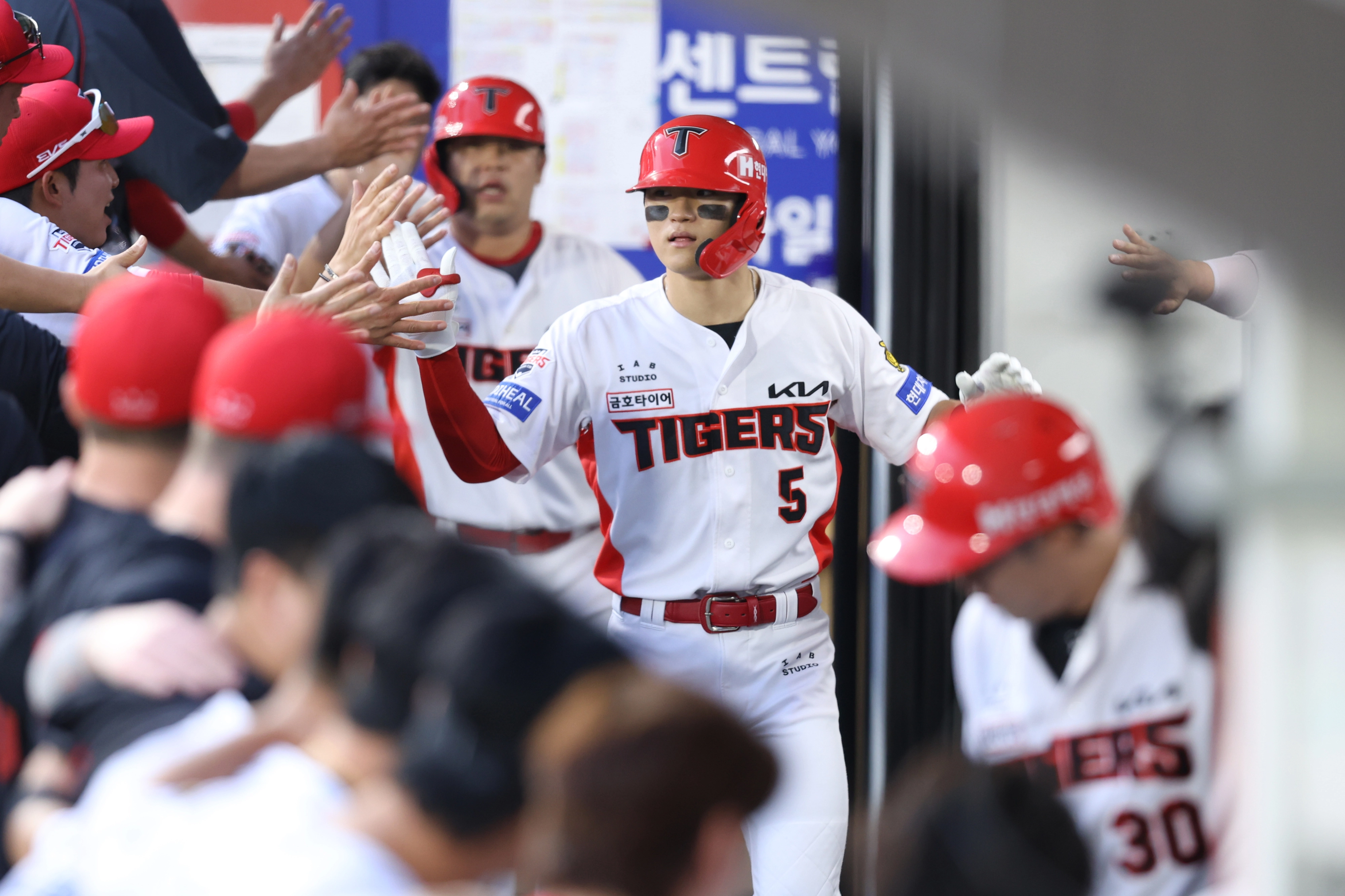 KIA 김도영이 26일 롯데와의 홈경기 1회말 역전 3점 홈런을 터뜨린 뒤 더그아웃에서 동료들과 하이파이브를 나누고 있다.    KIA 타이거즈 제공