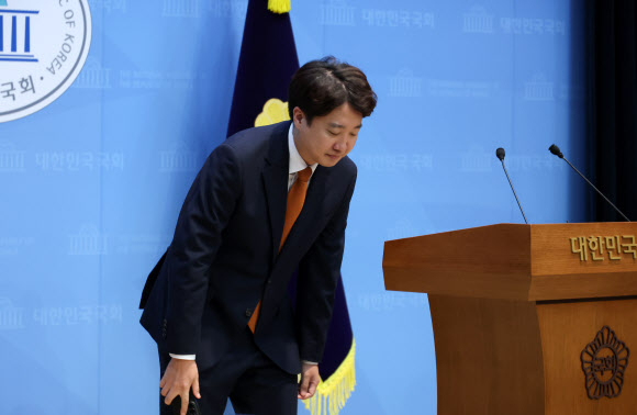 대표직 사퇴 발표 뒤 인사하는 이준석 의원