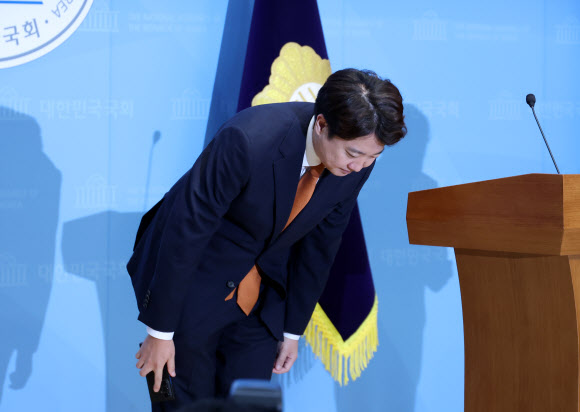대표직 사퇴 발표 뒤 인사하는 이준석 의원