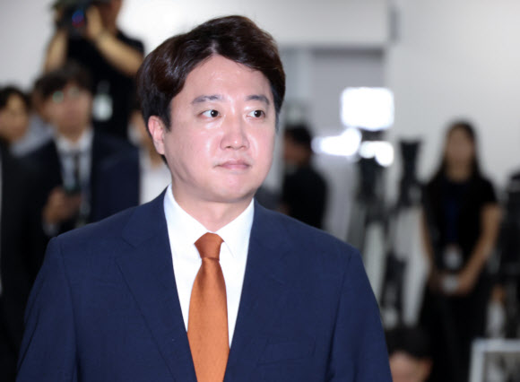 기자회견장 들어서는 이준석 의원