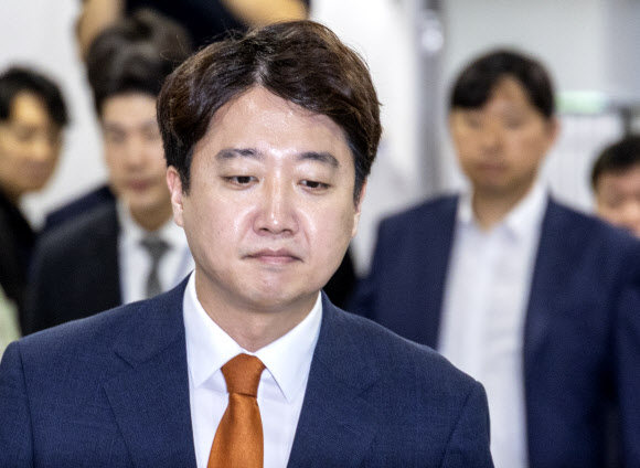 대표직 사퇴 기자회견 들어서는 개혁신당 이준석 의원