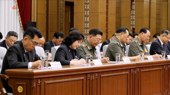 당 정치국 확대회의 참가한 당 간부들