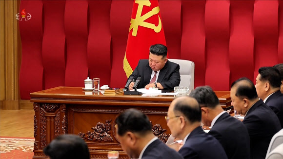 김정은, 당 정치국 확대회의 지도