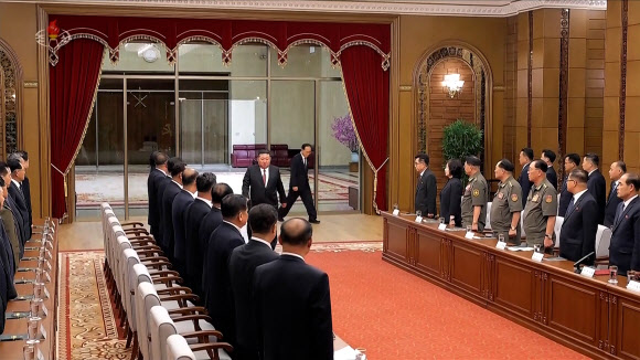 김정은, 당 정치국 확대회의 지도