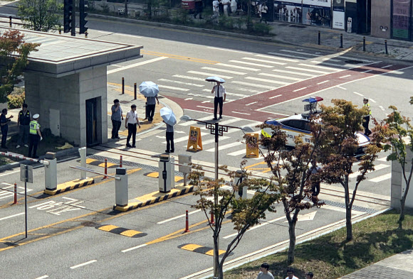 26일 “법원에 폭발물을 설치했다”는 내용의 신고가 접수돼 경찰과 법원 관계자들이 전주지법 정문 앞에서 외부 차량을 통제하고 있다. 2026.8.26 연합뉴스