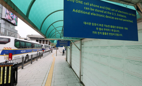 도널드 트럼프 미국 행정부가 전 세계 비자 신청자들을 대상으로 비자 면접을 일시 중단했다. 25일(현지시간) 로이터통신에 따르면 미 국무부 대변인은 이날 전 세계 모든 미국 대사관과 영사관에서 비자 심사 강화 교육을 시작했으며, 이에 따라 비자 면접 관련 일정이 일괄 조정된다고 밝혔다. 사진은 26일 서울 주한미국대사관 모습. 2026.8.26 연합뉴스