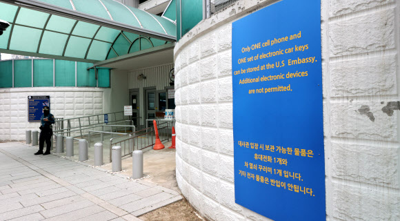도널드 트럼프 미국 행정부가 전 세계 비자 신청자들을 대상으로 비자 면접을 일시 중단했다. 25일(현지시간) 로이터통신에 따르면 미 국무부 대변인은 이날 전 세계 모든 미국 대사관과 영사관에서 비자 심사 강화 교육을 시작했으며, 이에 따라 비자 면접 관련 일정이 일괄 조정된다고 밝혔다. 사진은 26일 서울 주한미국대사관 모습. 2026.8.26 연합뉴스