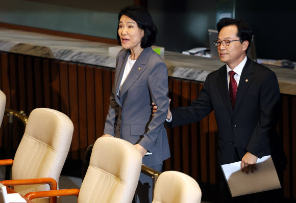 본회의장 퇴장하는 이진숙 의원