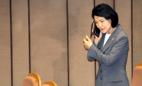 통화하는 이진숙 의원