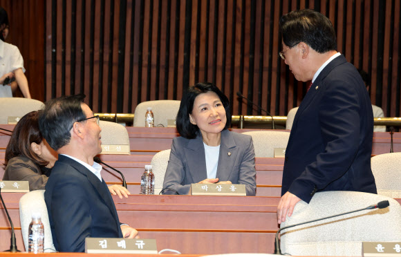 동료 의원들과 대화하는 이진숙 의원
