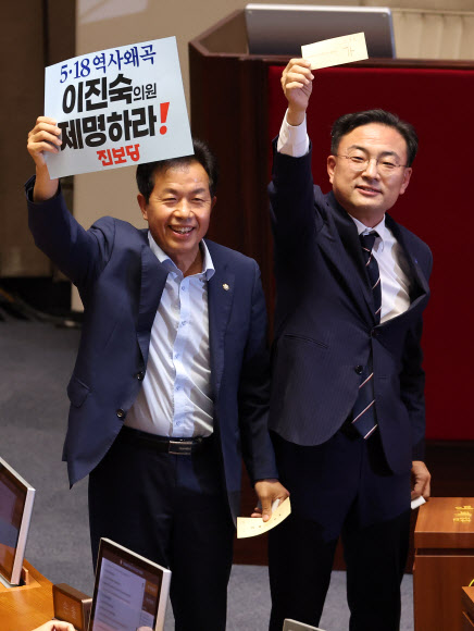 투표용지와 피켓 든 신장식.윤종오