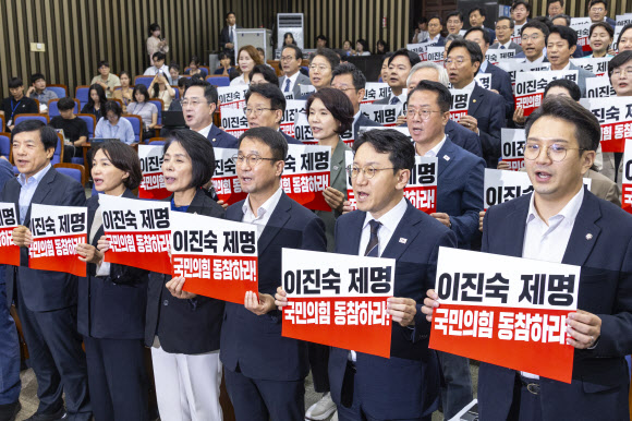 ‘5.18 왜곡 폄훼’, 국민의힘 이진숙 의원 사퇴 촉구하는 민주당 의원들