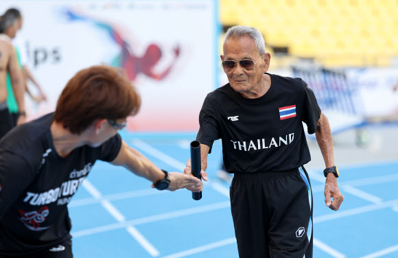 2026 대구세계마스터즈육상경기대회 최고령 참가자인 106세 태국인 사왕 잔프람(Sawang Janpram) 씨가 첫 경기 출전 전날인 26일 대구스타디움에서 태국 선수단과 함께 몸풀기하고 있다. 2026.8.26 연합뉴스