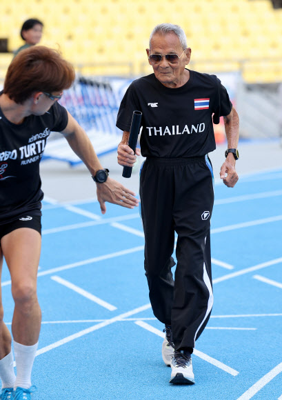 2026 대구세계마스터즈육상경기대회 최고령 참가자인 106세 태국인 사왕 잔프람(Sawang Janpram) 씨가 첫 경기 출전 전날인 26일 대구스타디움에서 태국 선수단과 함께 몸풀기하고 있다. 2026.8.26 연합뉴스