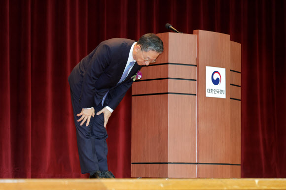 인사하는 정성호 법무부 장관