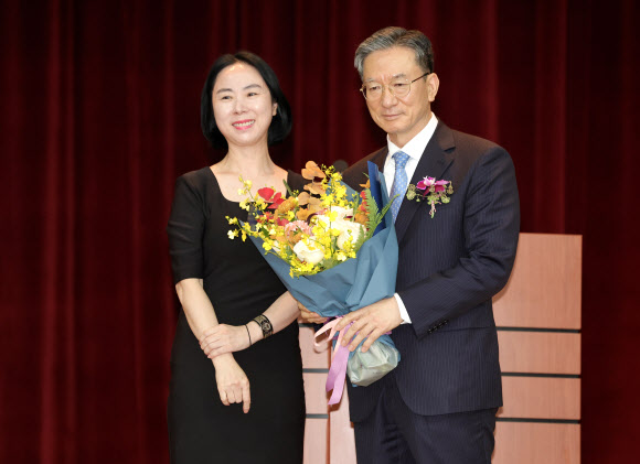 꽃다발 받은 정성호 법무부 장관