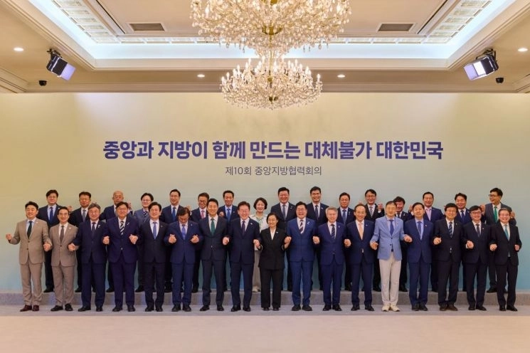 김철우 보성 군수가 청와대 충무실에서 열린 ‘제10회 중앙지방협력회의’에 기초지방정부 대표로 참석했다. 연합뉴스.