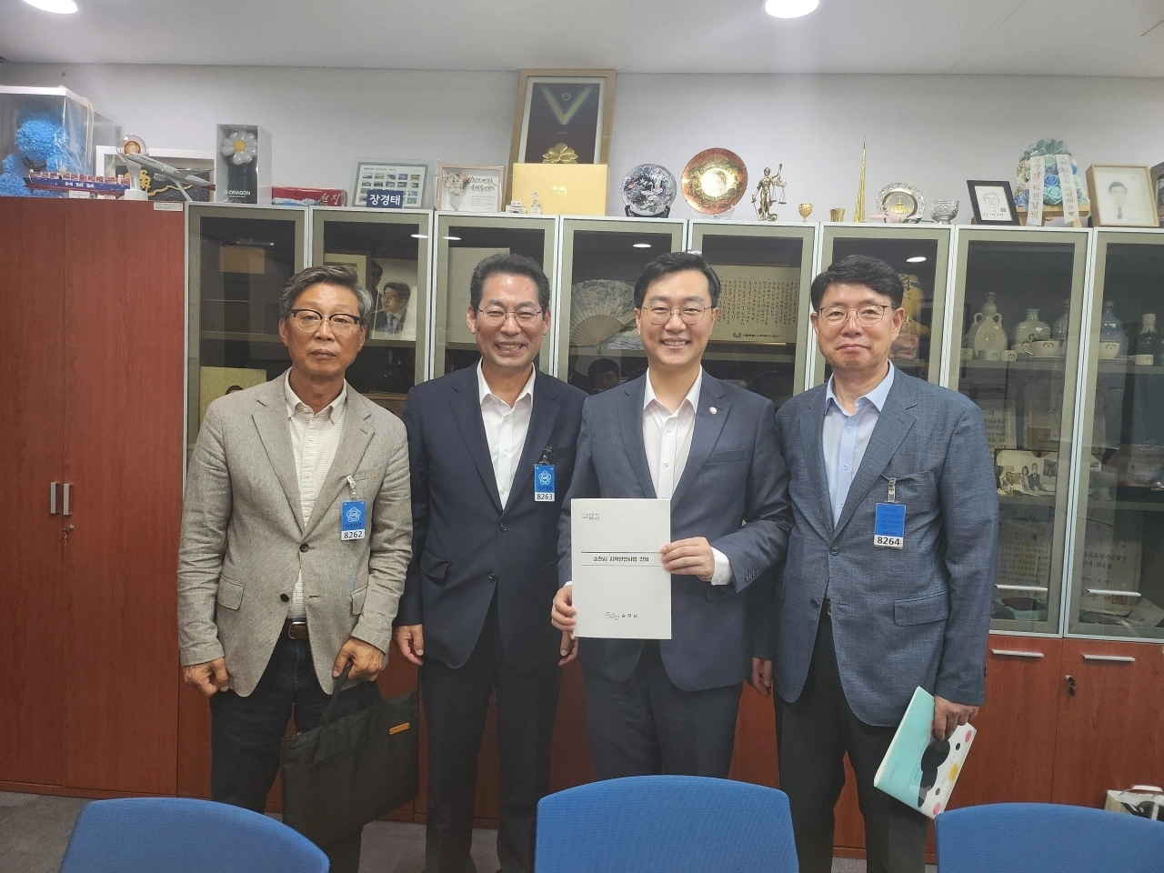 손훈모 시장이 순천고 후배인 국회 국토교통위원회 장경태 의원을 만나 지역 핵심 현안에 대한 지원 건의 후 함께 사진을 찍고 있다.