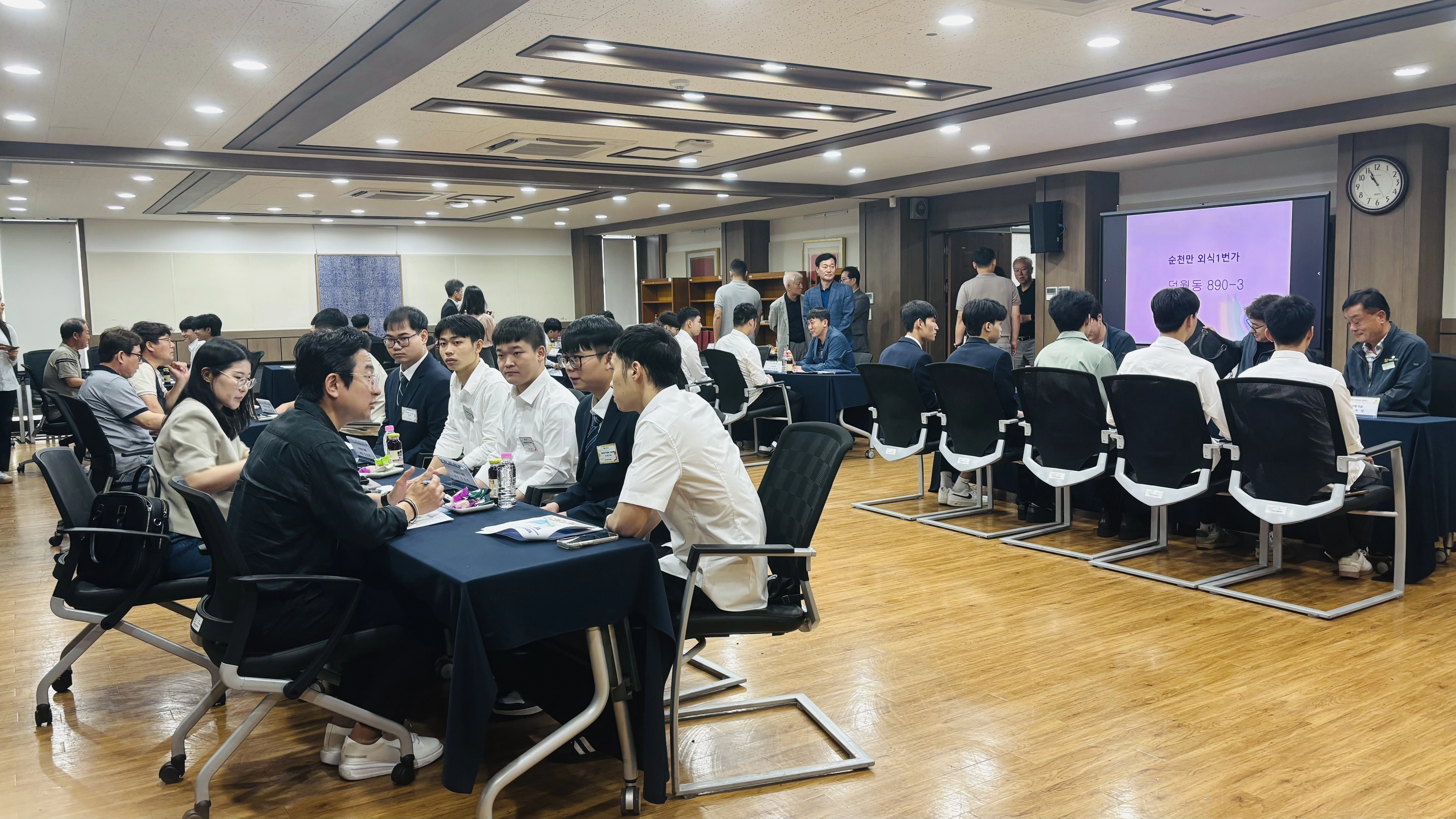 (사)전남뿌리기업협회 회원사 8개 기업이 참여한 가운데 순천제일대학교에 재학중인 외국인 유학생들이 면접을 보고 있다.