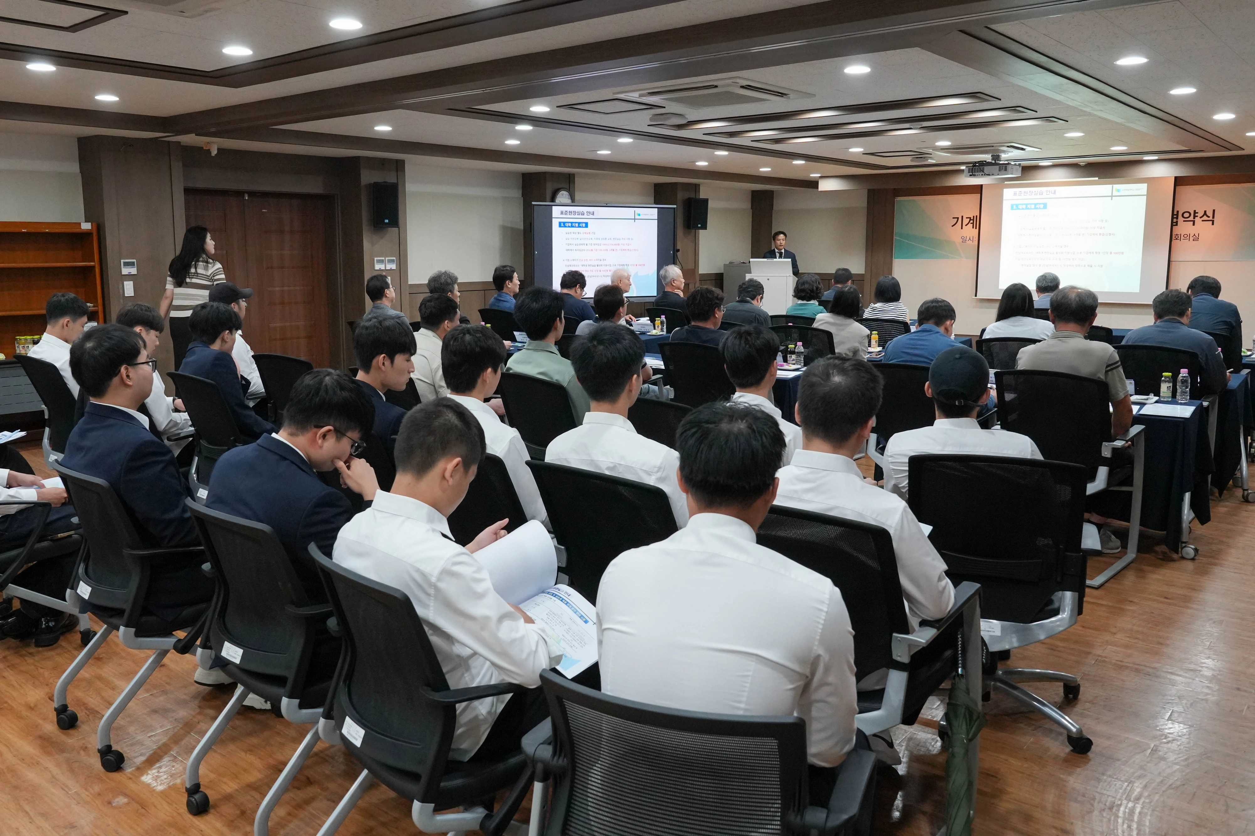(사)전남뿌리기업협회와 순천제일대가 개최한  외국인 유학생들의 현장실습 협약 및 면접 모습.