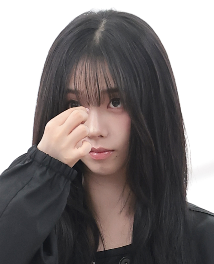 에스파(Aespa) 카리나가 해외 일정을 위해 27일 오전 인천국제공항을 통해 싱가포르로 출국하고 있다. 2026.8.27. 뉴스1