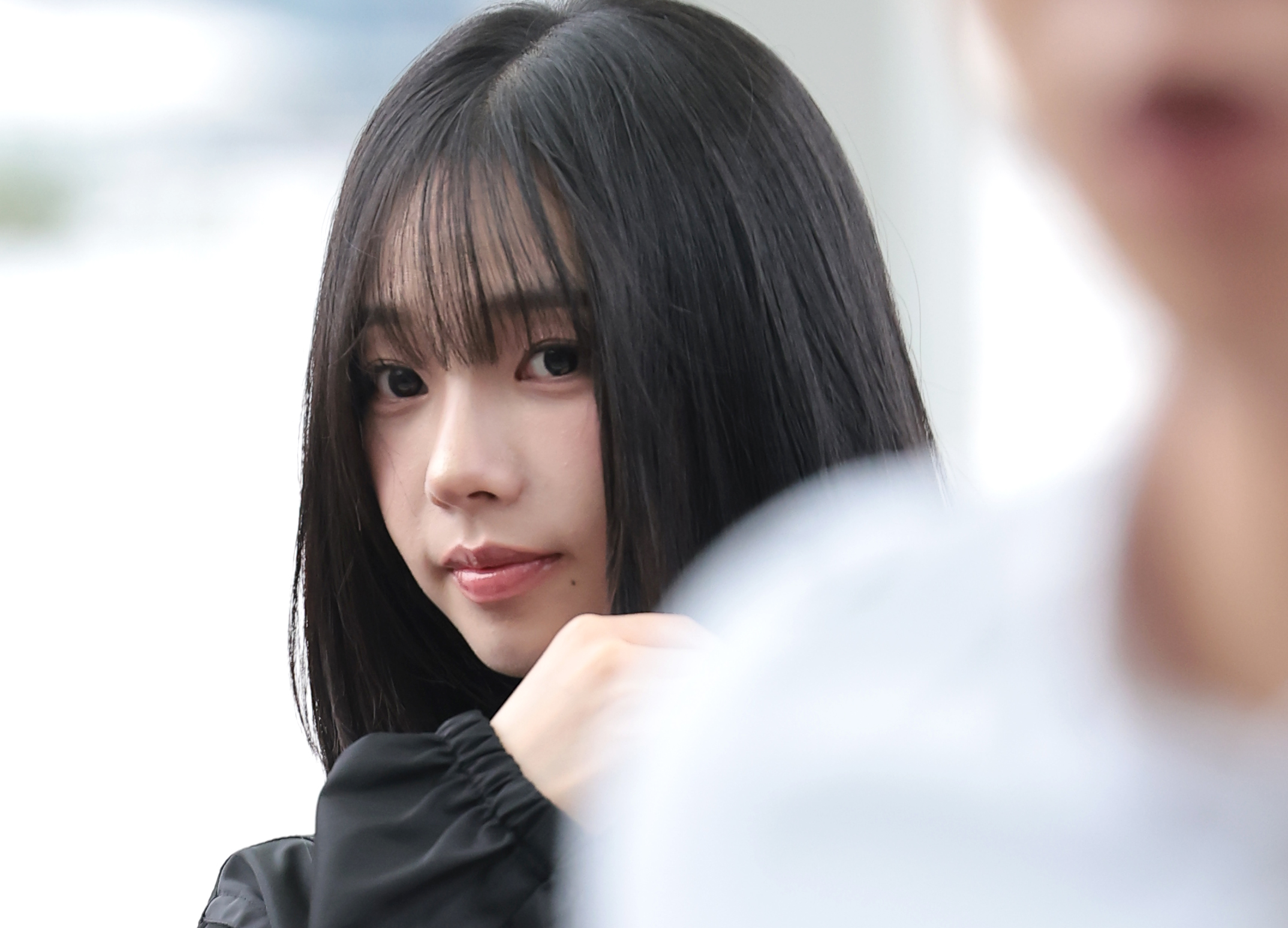 에스파(Aespa) 카리나가 해외 일정을 위해 27일 오전 인천국제공항을 통해 싱가포르로 출국하고 있다. 2026.8.27. 뉴스1