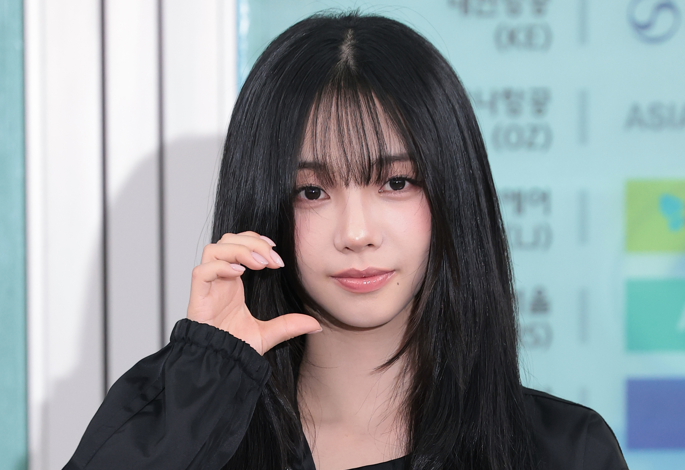 에스파(Aespa) 카리나가 해외 일정을 위해 27일 오전 인천국제공항을 통해 싱가포르로 출국하고 있다. 2026.8.27. 뉴스1