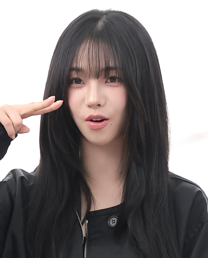 에스파(Aespa) 카리나가 해외 일정을 위해 27일 오전 인천국제공항을 통해 싱가포르로 출국하고 있다. 2026.8.27. 뉴스1