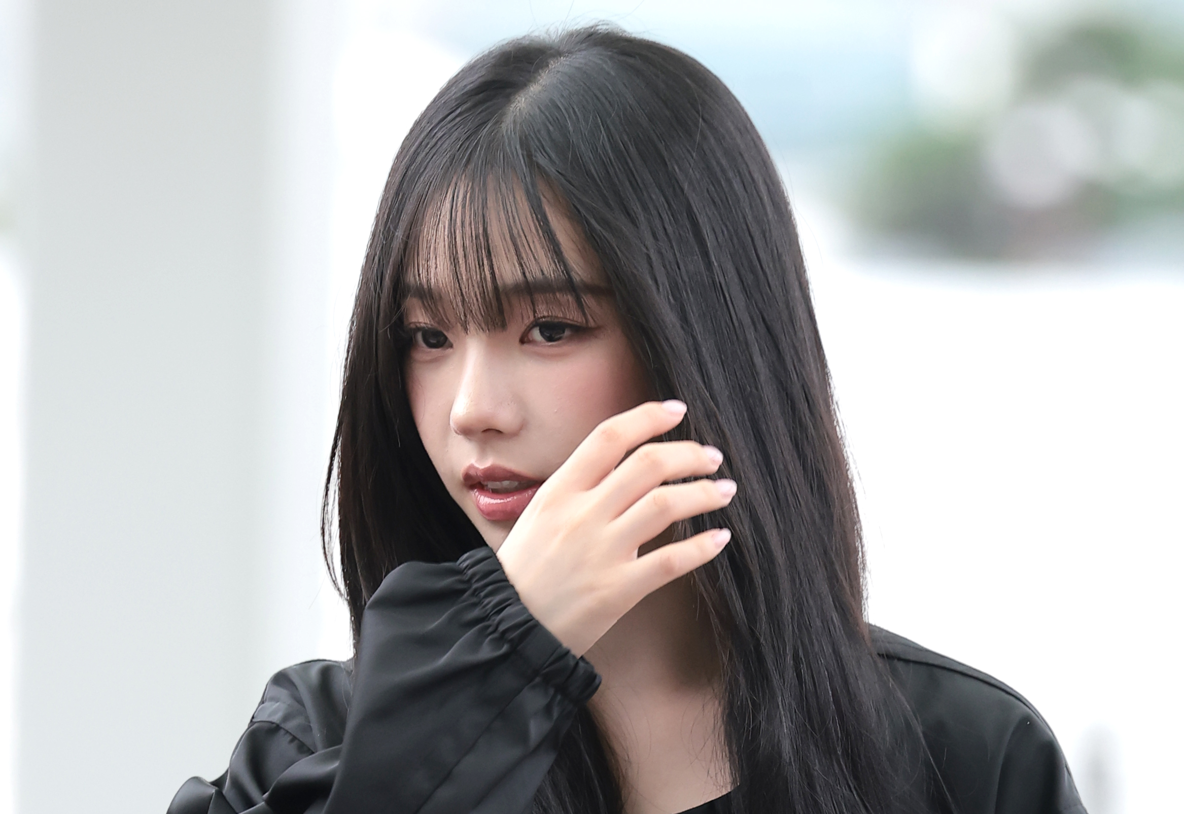 에스파(Aespa) 카리나가 해외 일정을 위해 27일 오전 인천국제공항을 통해 싱가포르로 출국하고 있다. 2026.8.27. 뉴스1