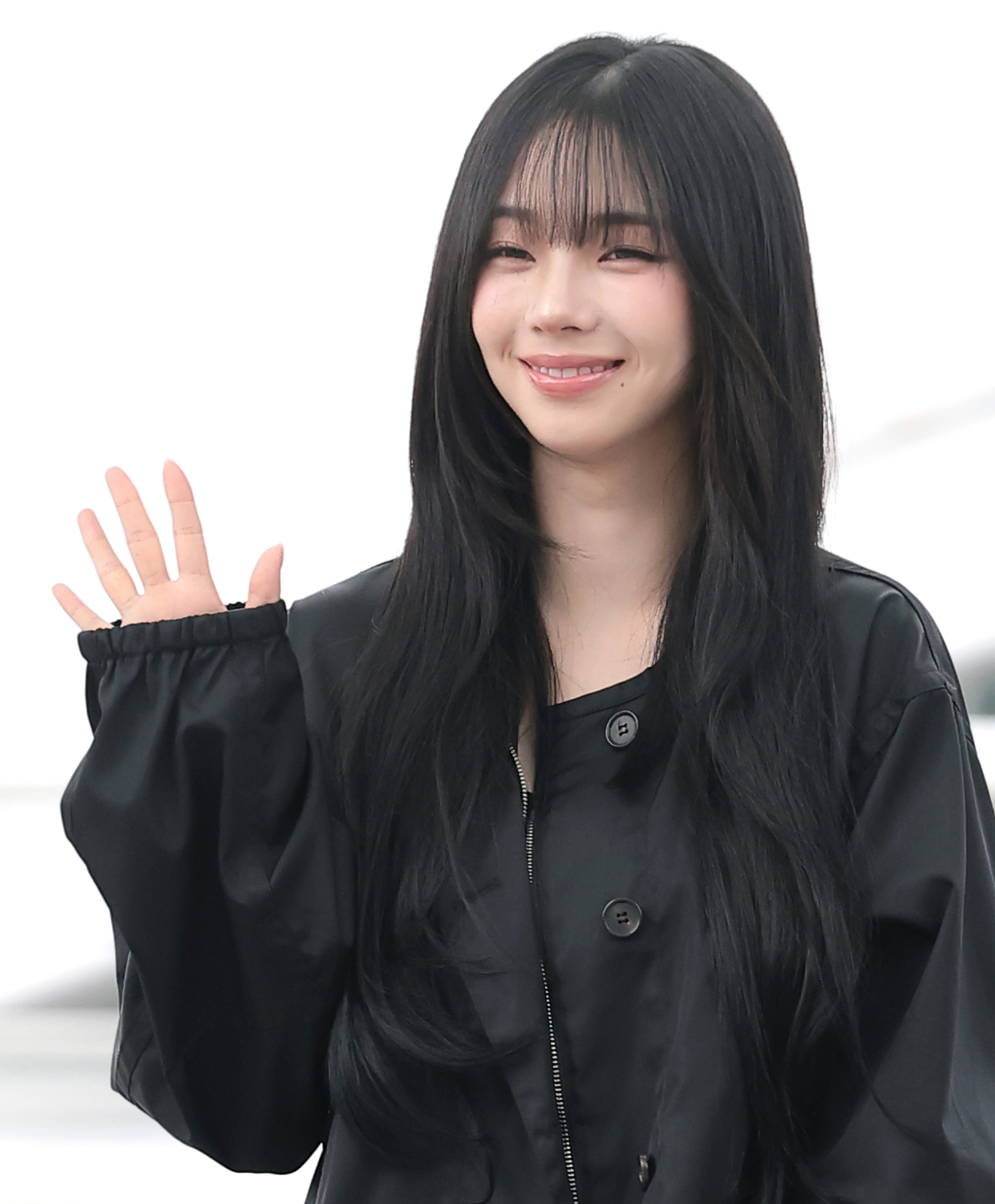 에스파(Aespa) 카리나가 해외 일정을 위해 27일 오전 인천국제공항을 통해 싱가포르로 출국하고 있다. 2026.8.27. 뉴스1