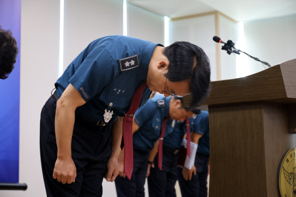 고평기 제주경찰청장이 27일 제주경찰청에서 ‘실종 허위종결’ 경찰관에 대한 정식 수사가 시작된 지 13일 만에 고개를 숙여 사과의 뜻을 전달하고 있다. 2026.8.27 연합뉴스