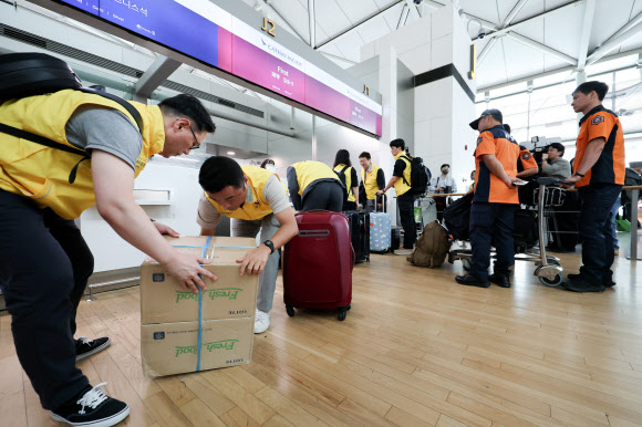 네팔 수력발전소 건설 현장 부근에서 홍수와 산사태로 한국남동발전과 두산에너빌리티 소속 한국인이 실종된 가운데 27일 외교부?소방청?경찰청 등으로 구성된 합동 신속대응팀이 인천국제공항1터미널 출국장에서 출국 준비를 하고 있다. 2026.8.27 연합뉴스
