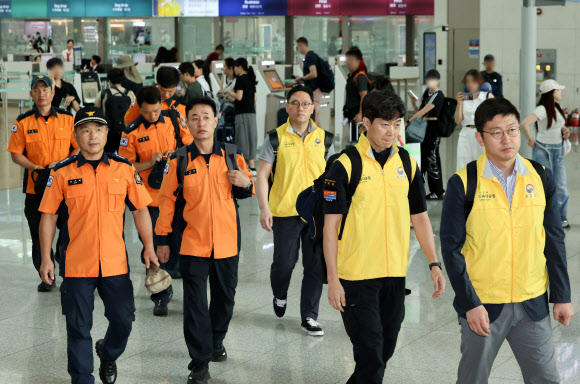 네팔 수력발전소 건설 현장 부근에서 홍수와 산사태로 한국남동발전과 두산에너빌리티 소속 한국인이 실종된 가운데 27일 외교부?소방청?경찰청 등으로 구성된 합동 신속대응팀이 인천국제공항1터미널 출국장을 통해 네팔로 출국하고 있다. 2026.8.27 연합뉴스