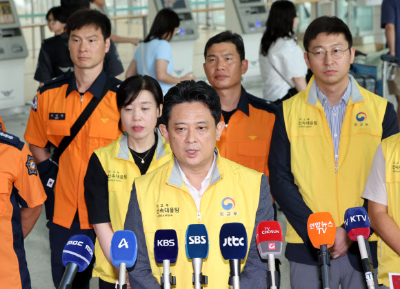 네팔 수력발전소 건설 현장 부근에서 홍수와 산사태로 한국남동발전과 두산에너빌리티 소속 한국인이 실종된 가운데 27일 임상우 합동 신속대응팀 단장이 인천국제공항 1터미널에서 네팔 출국에 앞서 취재진 질문에 답하고 있다. 2026.8.27 연합뉴스