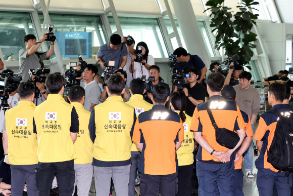 네팔 수력발전소 건설 현장 부근에서 홍수와 산사태로 한국남동발전과 두산에너빌리티 소속 한국인이 실종된 가운데 27일 임상우 합동 신속대응팀 단장이 인천국제공항1터미널에서 네팔 출국에 앞서 취재진 질문에 답하고 있다. 2026.8.27 연합뉴스