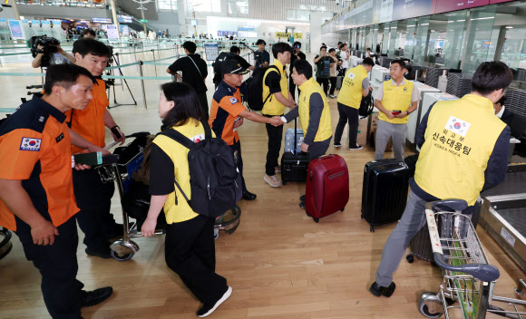네팔 수력발전소 건설 현장 부근에서 홍수와 산사태로 한국남동발전과 두산에너빌리티 소속 한국인이 실종된 가운데 27일 외교부?소방청?경찰청 등으로 구성된 합동 신속대응팀이 인천국제공항 1터미널 출국장에서 출국 준비를 하고 있다. 2026.8.27 연합뉴스