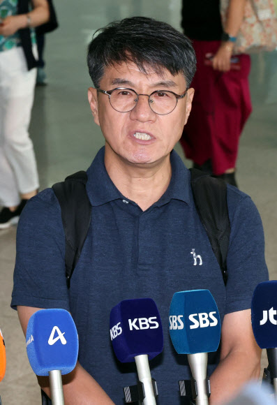 윤장현 남동발전 신성장본부장이 27일 인천국제공항에서 취재진 질문에 답하고 있다. 네팔 수력발전소 건설 현장에서 대규모 홍수가 발생해 한국남동발전 직원 3명을 포함한 근로자 9명이 연락두절된 가운데 남동발전은 이날 현지 긴급대응반을 급파했다. 2026.8.27 연합뉴스