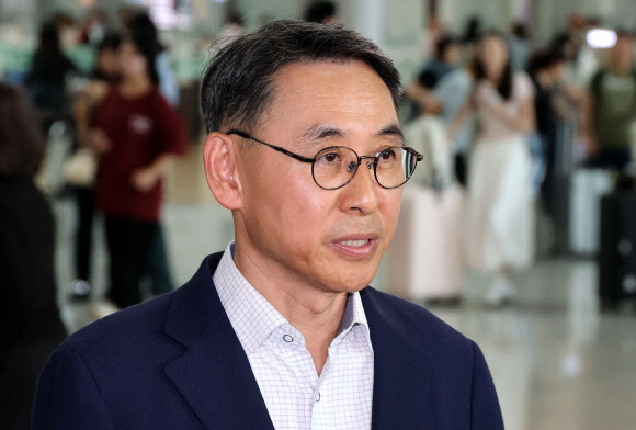 정연인 두산에너빌리티 대표이사가 27일 인천국제공항에서 취재진 질문에 답하고 있다. 네팔 수력발전소 건설 현장을 덮친 대규모 홍수로 한국남동발전과 두산에너빌리티 관련 한국인 9명이 실종된 가운데 한국남동발전과 두산에너빌리티는 비상대책본부를 꾸리고 이날 긴급대응반을 급파했다. 2026.8.27 연합뉴스