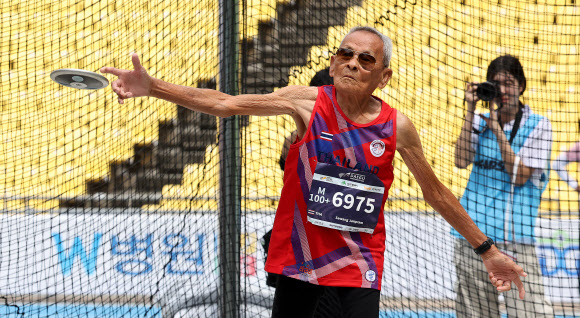 2026 대구세계마스터즈육상경기대회 최고령 참가자인 106세 태국인 사왕 잔프람(Sawang Janpram) 씨가 27일 대구스타디움에서 1kg 원반던지기 남자 105세 부문에 단독 출전해 원반을 던지고 있다. 2026.8.27 연합뉴스