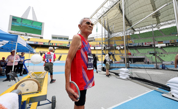 2026 대구세계마스터즈육상경기대회 최고령 참가자인 106세 태국인 사왕 잔프람(Sawang Janpram) 씨가 27일 대구스타디움에서 1kg 원반던지기 남자 105세 부문에 단독 출전해 원반을 던질 준비를 하고 있다. 2026.8.27 연합뉴스