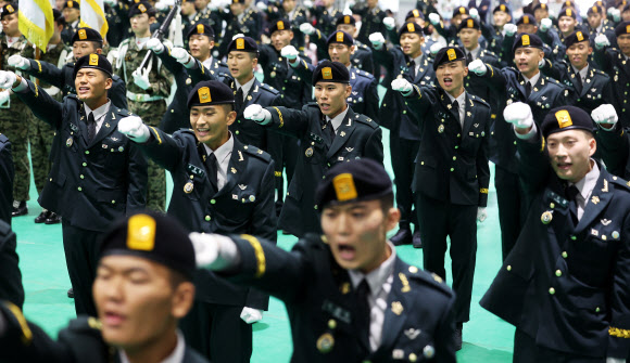 27일 경기도 광주시 육군 특수전학교에서 열린 ‘특전부사관 264기 임관식’에서 신임 특전부사관들이 특전부대 신조를 제창하고 있다. 2026.8.27  연합뉴스