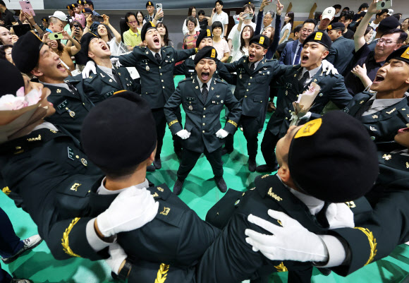 27일 경기도 광주시 육군 특수전학교에서 열린 ‘특전부사관 264기 임관식’에서 신임 특전부사관들이 모여 특전사 군가를 부르고 있다. 2026.8.27  연합뉴스