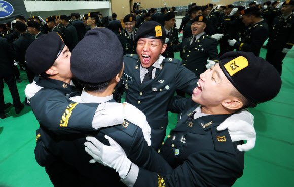 27일 경기도 광주시 육군 특수전학교에서 열린 ‘특전부사관 264기 임관식’에서 신임 특전부사관들이 서로 모여 특전사 군가를 부르고 있다. 2026.8.27  연합뉴스