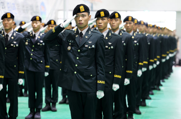 27일 경기도 광주시 육군 특수전학교에서 열린 ‘특전부사관 264기 임관식’에서 신임 특전부사관들이 경례하고 있다. 2026.8.27  연합뉴스